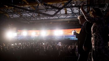 Donald y Melania Trump saludan
