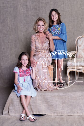 Solita junto a sus nietas, Inés y Clara, quienes jugaron a enseñarle a posar.