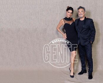 Cecilia Milone con minidress by Kelly Colombo, y Nito Artaza, en total black. No es que no respetó el dress code impuesto: minutos antes de salir rumbo al Costa Galana, se probó el vestido elegido pero le quedaba chico.