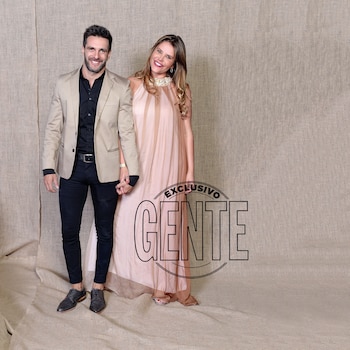 Nazarena Vélez por Inés de Mendiguren. Santiago Cataño por D’ya Vù y zapatos Braford.