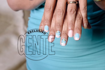 Nail art con strass y conchas marinas, acorde al dress code.