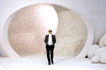 Diseñador, fotógrafo y potenciador de la cultura, Lagerfeld se estableció hace tiempo como una de las leyendas de la moda. En época de recambio constante de directores creativos, él seguía más firme que nunca y conquistó a las nuevas generaciones con propuestas modernas arriba de la pasarela