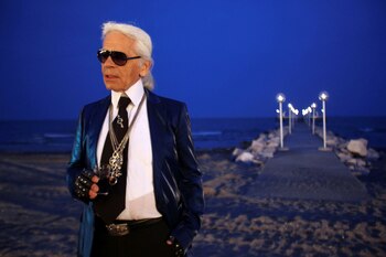 Excéntrico, visionario creativo y con una clara cabeza para los negocios, Lagerfeld se estableció como una de las grandes leyendas de la moda