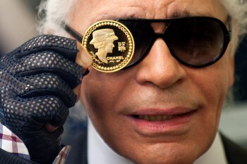 El estilo que mantenía el diseñador era siempre el mismo: cola de pelo baja, vestimenta negra y no podían faltar sus gafas