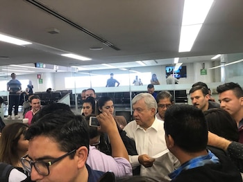 López Obrador en el aeropuerto