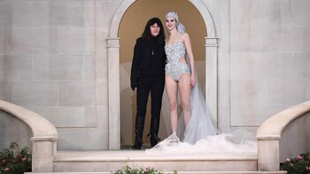 Virginie Viard cerró el desfile