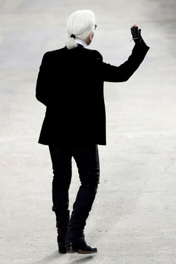 Karl Lagerfeld saluda al público