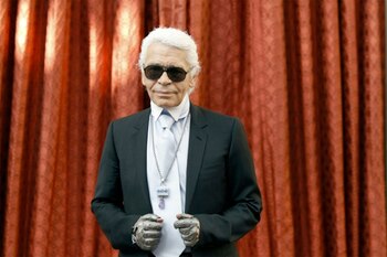 Karl Lagerfeld posa tras haber