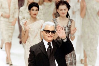 Karl Lagerfeld saluda al público