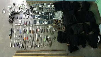 Facas y teléfonos obtenidos de