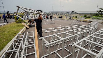 Decenas de trabajadores montan el