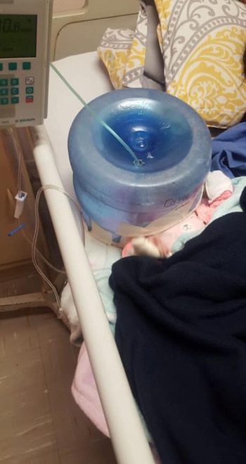 Tras el caso denunciado por Noemí Hernández de Valdivia, otra señora aseguró que a su hijo también le pusieron un garrafón como respirador (Foto: Facebook Noemí Hernández de Valdivia)