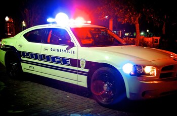 Los oficiales se llevaron a