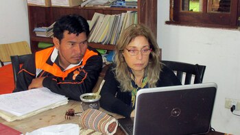 La lingúista Alejandra Vidal trabaja