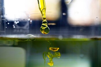 Una muestra de aceite de cannabidiol (CBD) soluble en agua. Fotógrafo: Stefan Wermuth / Bloomberg