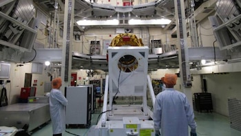 Científicos trabajando en lugar donde