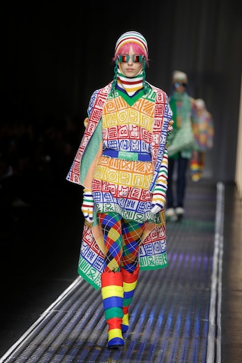 Los tejidos multicolores, geométricos, lineales