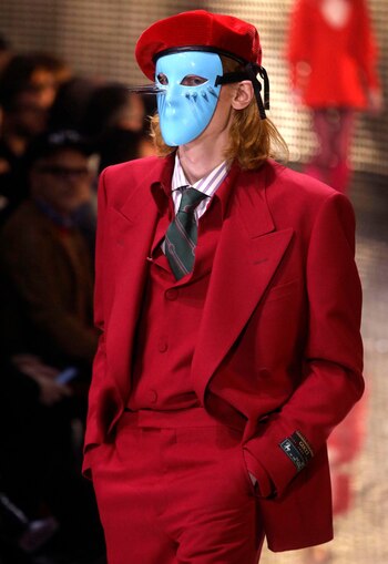 Sastrería impecable y rojísima de