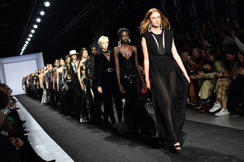 Final del fashion show. Negro,