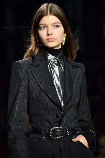 Combinación géneros: denim con, seda,