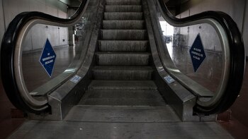 Una escalera mecánica que se