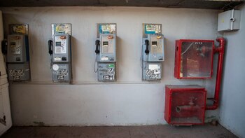 Cuatro teléfonos públicos en mal
