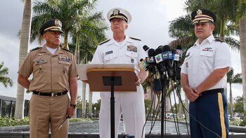 Craig Faller, flanqueado por el