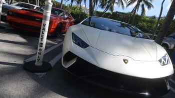 Autos de alta gama circulan