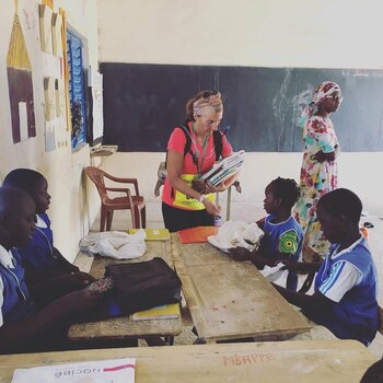 Fernanda obsequiando útiles