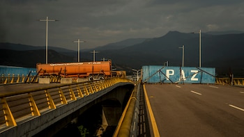 Contenedores bloquean el puente fronterizo entre Colombia y Venezuela (Meridith Kohut/The New York Times)