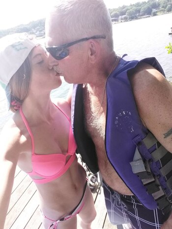 Samantha Simpson y JR, a