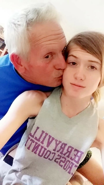 JR, de 62 años, besa