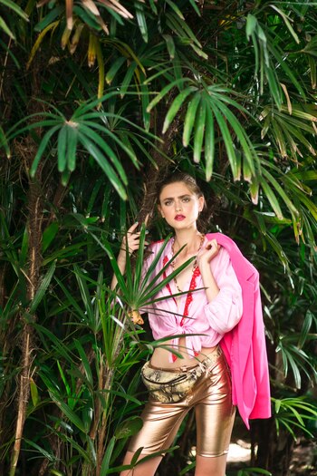 Camisa de satin rosa anudada