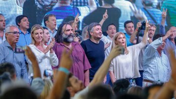 Julio Zamora (de camisa azul