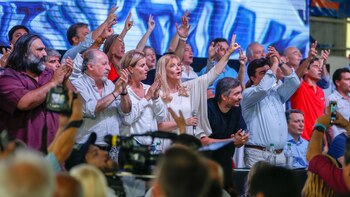 Los dirigentes entonaron la marcha