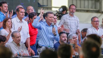 Fernando Grey habla enojado. A