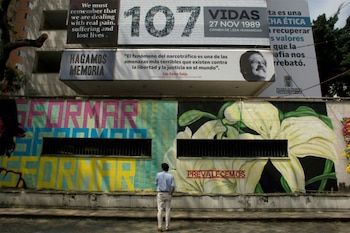 Un hombre observa el edificio