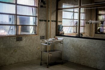 Afuera de la sala de