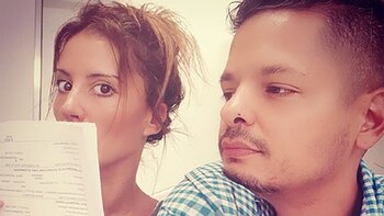 La modelo junto a su