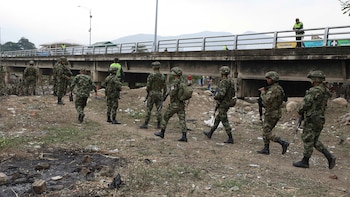 Soldados colombianos patrullan cerca el