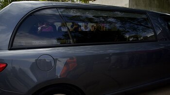 El coche fúnebre con los