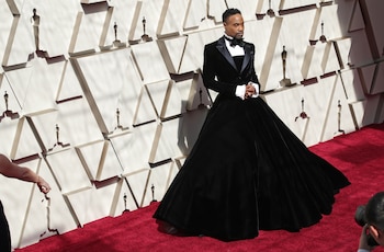 Billy Porter sorprendió en la red carpet con su look femenino-masculino de esmoquin-falda princesa.