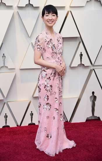 Marie Kondo, la gurú del orden, fue una de las primeras en llegar. Lució en la red carpet de los Oscars un vestido sirena de encaje con apliques de flores metálicas, cuello en V y mangas japonesas. Sin accesorios, ni joyas, Kondo apostó a un maquillaje simple con sombras rosadas y delineado negro y peinado recogido