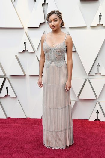Amandla Stenberg, actriz de “The Hate U Give” y “The Hunger Games” llegó con un vestilo estilo Charlestone color gris con transparencias