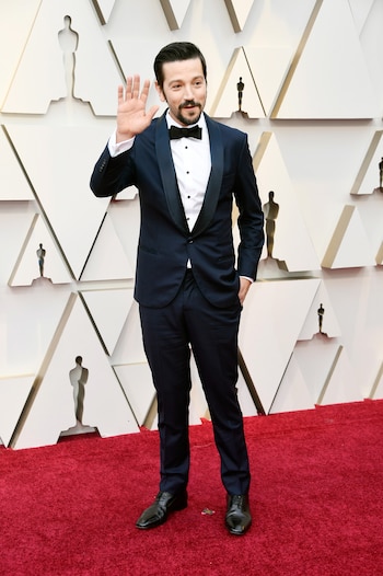 Diego Luna respetó el black tie y asistió con un esmoquin en azul noche y zapatos acordonados en negro