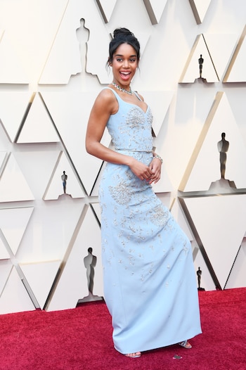 Laura Harrier by Louis Vuitton. Celeste de la última colección con bordado, de breteles finitos y escote corazón, completó el look con sandalias y brazalete y gargantilla de esmeraldas y zafiros de Bulgari