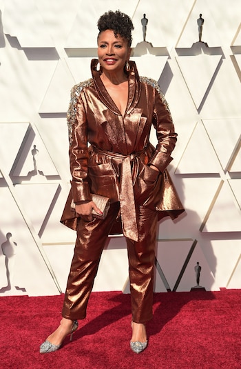 Jenifer Lewis apostó al metalizado. Un traje de dos piezas en bronce. Saco con hombreras bordadas de piedras y pantalón, completó el look con stilettos plateados de Manolo Blahnik y clutch rígido en bronce