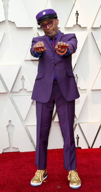 Spike Lee eligió un total look en diferentes tonalidades de violeta. Completó el look con zapatillas deportivas doradas y boina