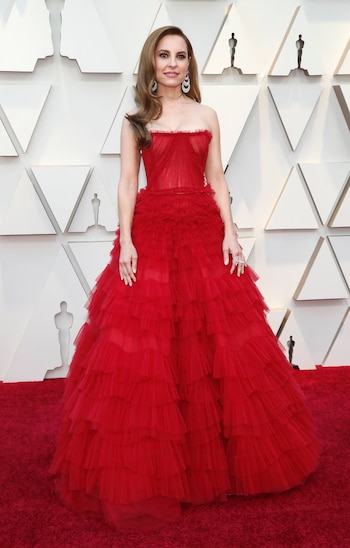 Marina de Tavira llegó a la red carpet de los Oscars con un vestido de tul plisado strapless. Completó el look con anillo doble y aros cascada de brillantes
