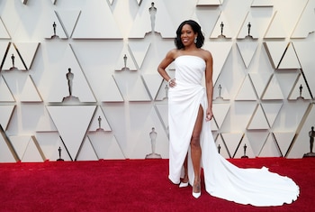 Total white. Regina King para los Oscars eligió una pieza strapless, drapeada con gran tajo y cola. Completó el look con brazalete de brillantes y aros gota y stilettos en punta